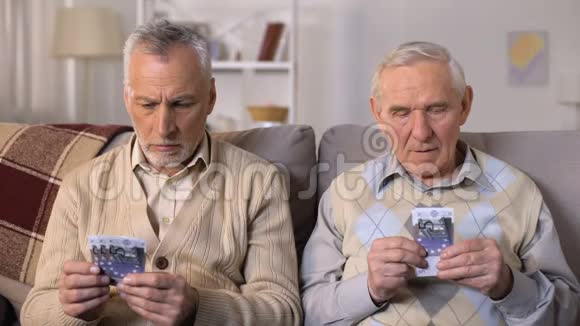 不快乐的老年男子数欧元低社会支付贫困问题视频的预览图