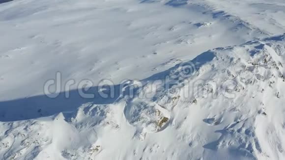 瑞典无人驾驶飞机在阳光明媚的冬日环绕着瑞典北部的山顶俯瞰斯堪的纳维亚半岛视频的预览图