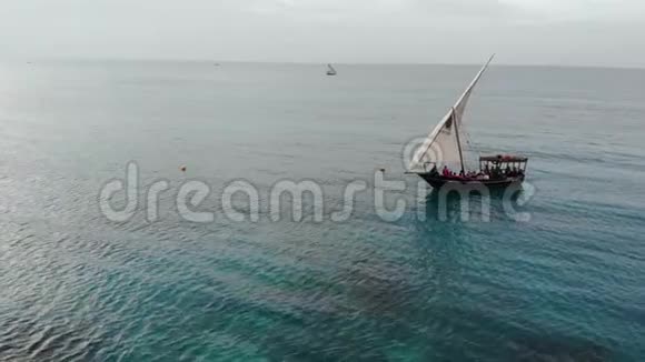 传统的非洲帆船在桑给巴尔岛南威海滩蓝色印度洋鸟瞰坦桑尼亚联合共和国视频的预览图