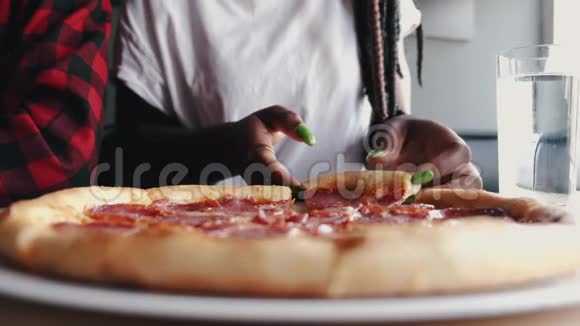 在咖啡馆工作的时候朋友在吃意大利腊肠披萨视频的预览图