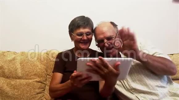 有魅力的成年女性和成年男性在平板电脑上与家人打视频电话视频的预览图