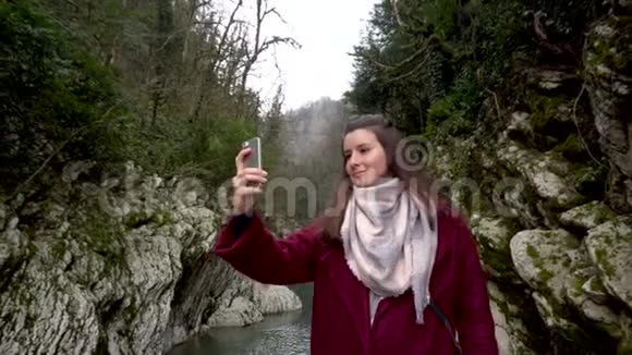 旅行概念女人在俄罗斯索契的峡谷魔鬼大门自拍视频的预览图