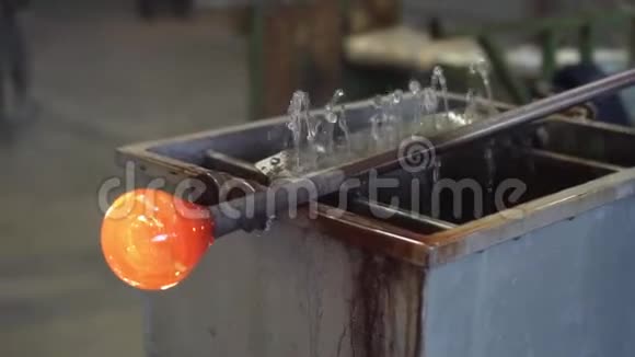 玻璃球在工厂冷却视频的预览图