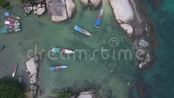 无人机射中斜倚渔船视频的预览图