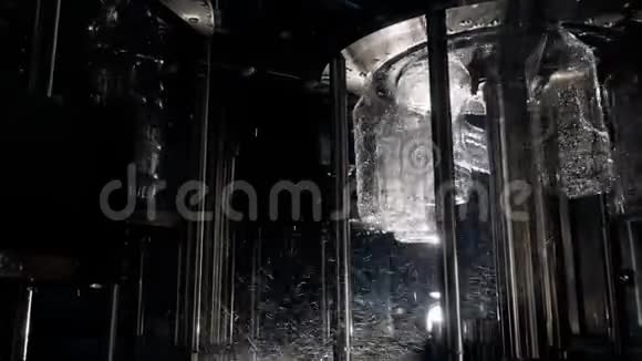 生产工厂车间塑料瓶在黑暗中的灭菌清洁视频的预览图
