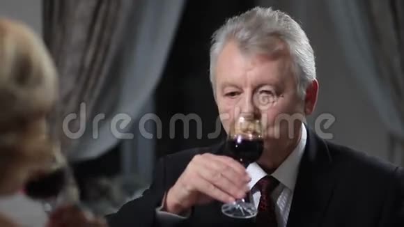 成熟的男人喝一杯红酒视频的预览图
