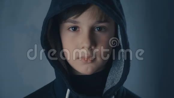 穿着兜帽上衣的少年男孩视频的预览图