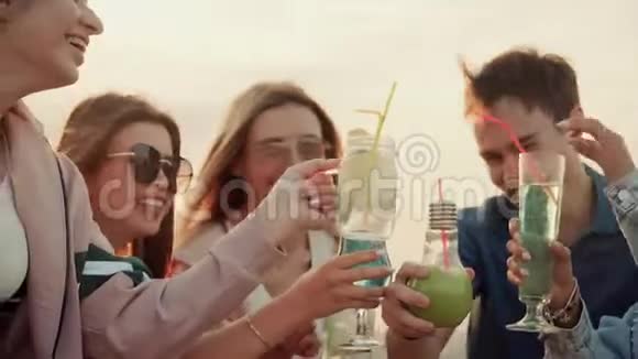 一群笑的人喝着饮料戴着眼镜欢呼起来夏季城市鸡尾酒视频的预览图