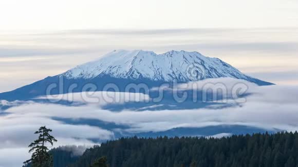 西瓦州圣海伦山白雪覆盖白云的时间间隔录像视频的预览图