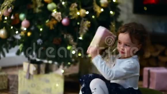 圣诞节圣诞节3小女孩打开礼物前先把它摇一下视频的预览图