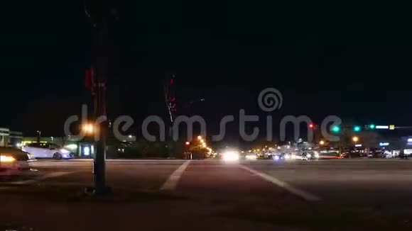 弗吉尼亚街角夜晚的极度失色视频的预览图