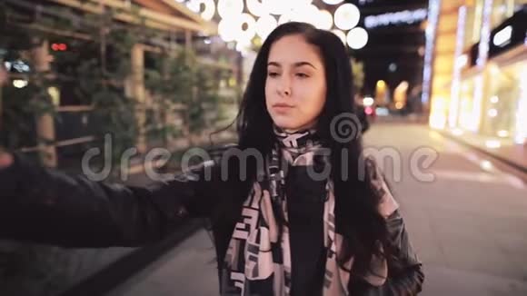 美丽的年轻女子在夜城自拍视频的预览图
