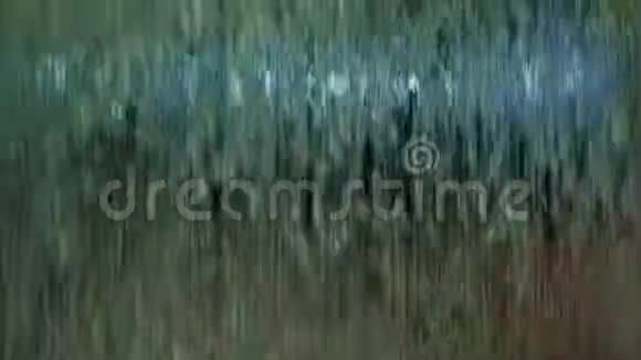 有移动水的玻璃喷泉水幕大雨顺着玻璃流下关门视频的预览图