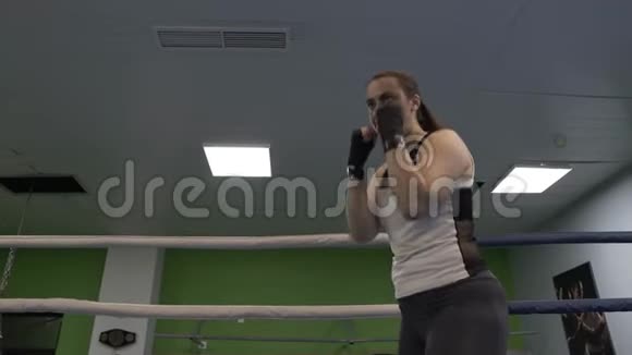 女拳手在擂台上造成一系列拳打脚踢视频的预览图