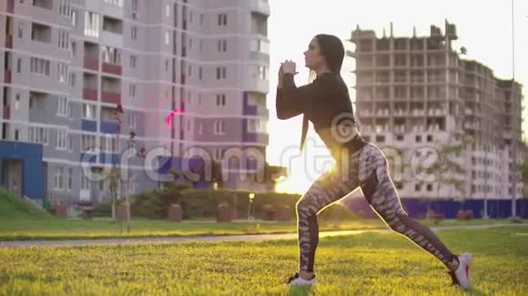 年轻健康精力充沛的女性在城市做运动锻炼和健身运动为健康的生活方式增加重量视频的预览图