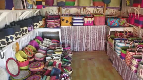 马达加斯加塔那那利佛当地市场上展出的各种手工纪念品主要是篮子和袋子视频的预览图