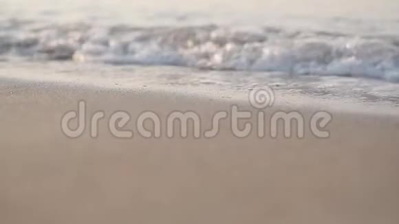 泡沫地中海波浪向沙滩滚动美丽的土耳其自然镇静水的特写镜头视频的预览图
