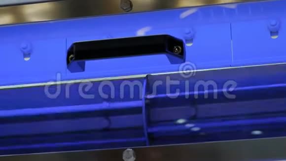 工业饲料搅拌机农用机床设备的蓝色运动部件视频的预览图