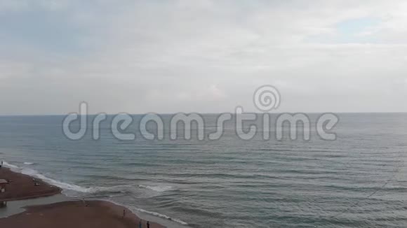 东沙滩的顶部景色那里很少有不可辨认的人站着平静的地中海海浪拍打着视频的预览图