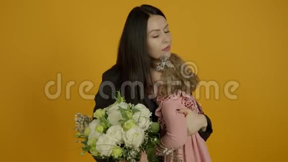 带着鲜花拥抱亲吻女儿的女人视频的预览图
