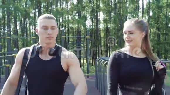 恋爱中的年轻夫妇去户外锻炼视频的预览图