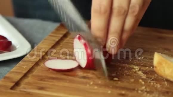 家庭烹饪煎蛋卷食谱女人手切萝卜视频的预览图