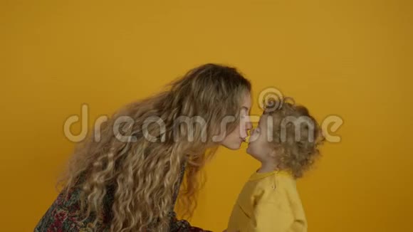 女人亲吻孩子捧着花束视频的预览图