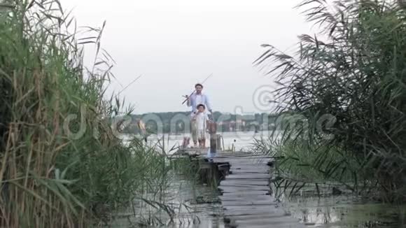 孩子们的假期小可爱的男孩和他的爸爸一起钓鱼回来了快乐和快乐因为丰富的捕获视频的预览图