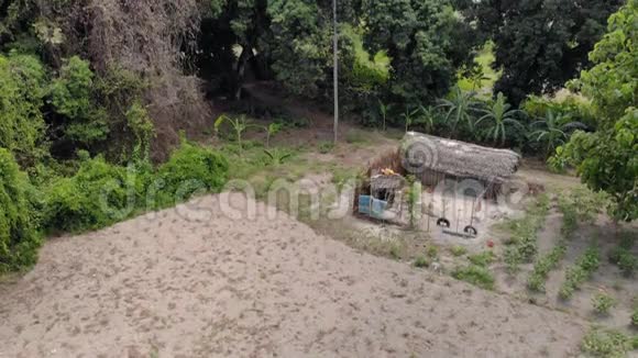 印度洋桑给巴尔北彭巴岛非洲小型农场小屋的鸟瞰图视频的预览图