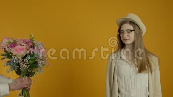 戴帽子的男人献花亲吻拥抱快乐的女朋友视频的预览图