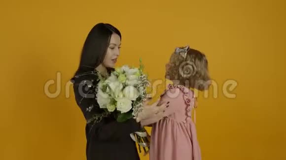 微笑的母亲接受鲜花拥抱和亲吻女儿视频的预览图