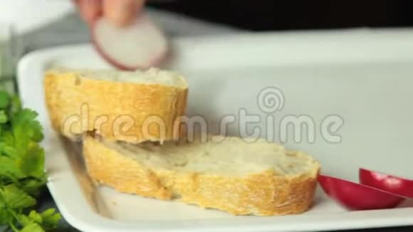 家庭烹饪煎蛋卷食谱女人手装饰盘子视频的预览图
