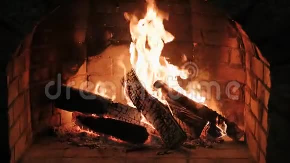 在壁炉里燃烧木材和橡胶在壁炉详细的火灾背景一个循环的壁炉夹子视频的预览图