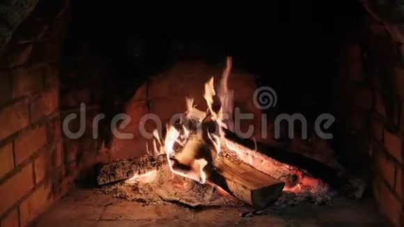 在壁炉里燃烧木材和橡胶在壁炉详细的火灾背景一个循环的壁炉夹子视频的预览图