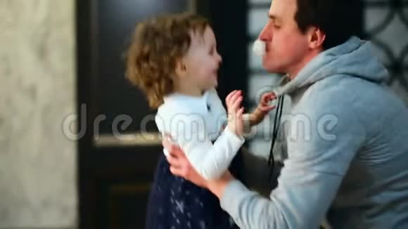 父亲留着假胡子把小女儿举起来视频的预览图