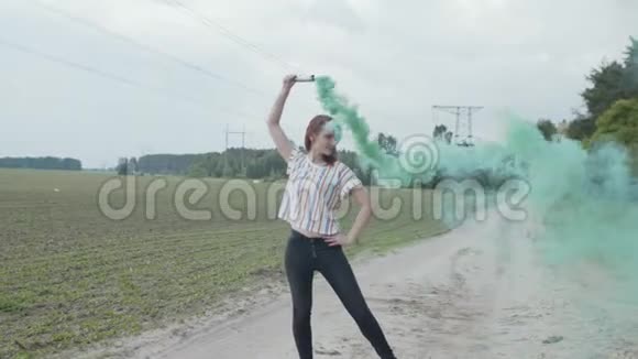 穿着彩烟走在农村道路上的女性视频的预览图