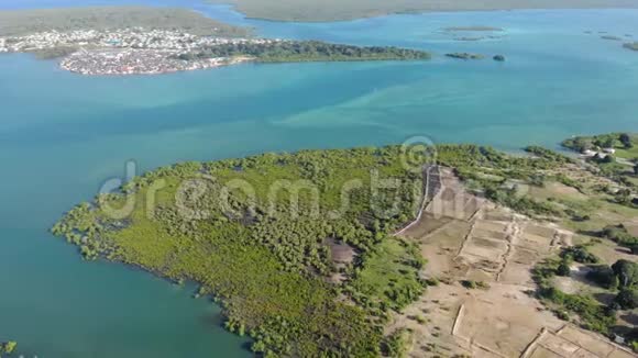 坦桑尼亚桑给巴尔群岛姆康盖尔附近东潘巴岛水域海岸线鸟瞰图视频的预览图
