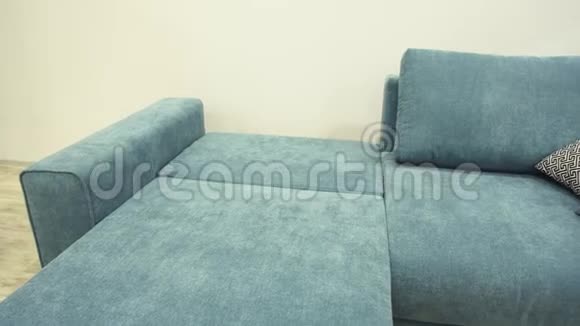 蓝色沙发与纺织室内装潢布置在舒适的地方睡觉视频的预览图