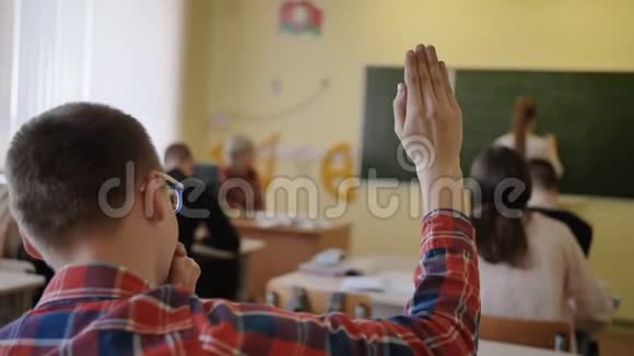 高中生在上课时举手视频的预览图