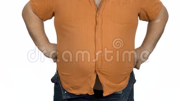 白色背景上穿紧身橙色衬衫的胖子视频的预览图