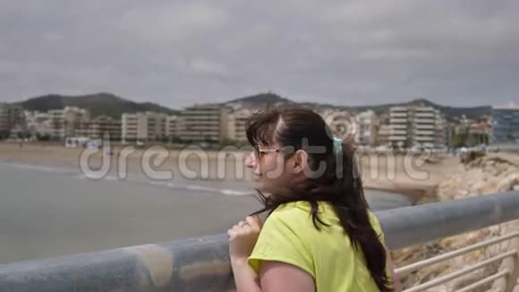戴着眼镜的女人从码头望着大海想着什么视频的预览图