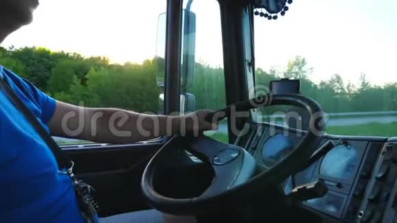 日落时分卡车司机骑着车穿过乡村他控制着他的卡车驶向目的地关门视频的预览图