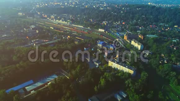夏末一个小镇s区的空中拍摄4K视频的预览图