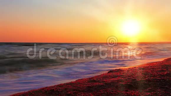 日落背景下的海浪景观视频的预览图