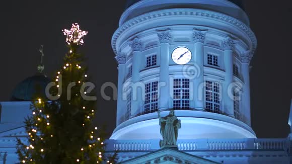 圣诞树和参议院大楼背景在芬兰赫尔辛基4k视频的预览图