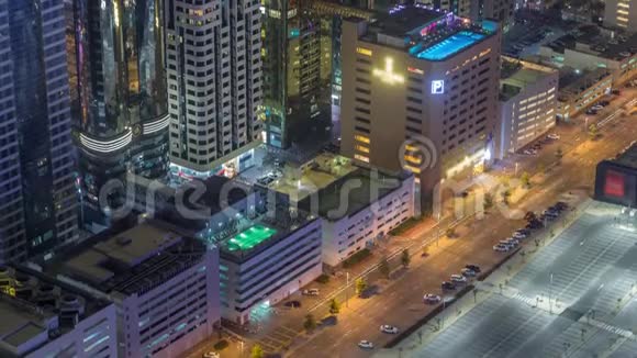 汽车停车场屋顶游泳池从上面的夜间时间推移空中俯视阿联酋迪拜视频的预览图