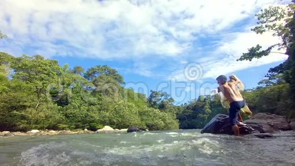 土著人在河里扔渔网视频的预览图