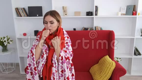 生病的妇女呆在家里治疗咳嗽视频的预览图