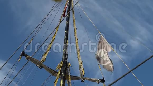 快乐的罗杰旗在船的桅杆上顶着天空视频的预览图