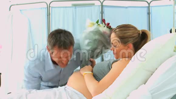 可爱的未来父母在医院视频的预览图